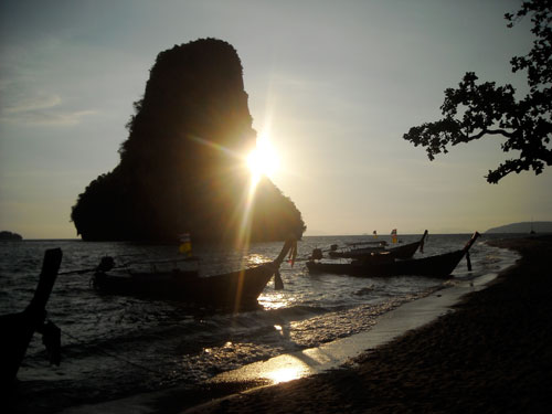 Ein Sonnenuntergang in Krabi / Thailand bleibt unvergessen.