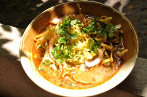 Eine nordthailändische Spezialität: Die Khao Soi Suppe