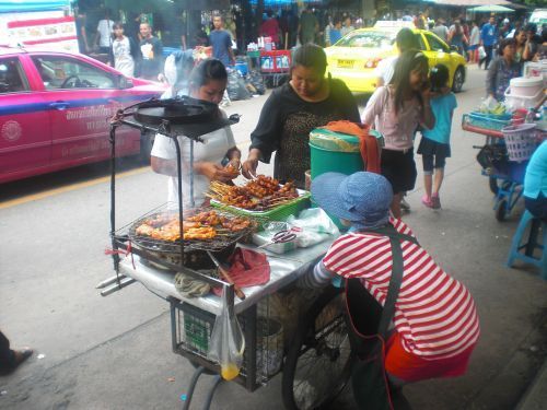 Straßenstand mit mobilem Essen in Bangkok