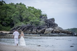 romantischer spaziergang thailand strand